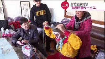 日本政府最新动态与小街独特风情小店的故事