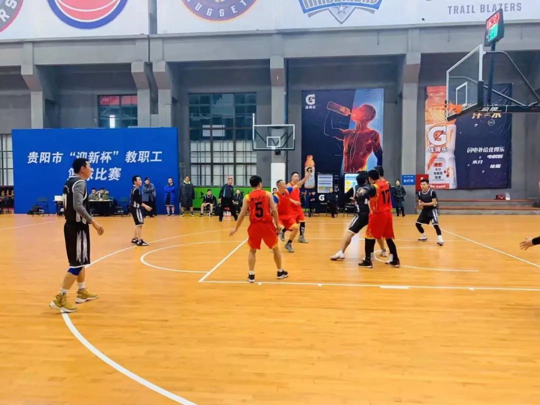 篮球比赛图片集锦，赛场上的温情与陪伴时刻